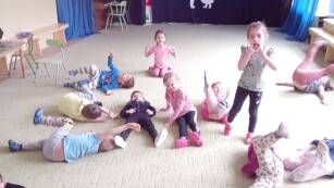grupa jeżyków jeżyków podczas zabaw ruchowych na sali gimnastycznej, zabawa w najśmieszniejszą pozę