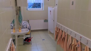 wejście do łazienki z wiszącymi po bokach ręcznikach